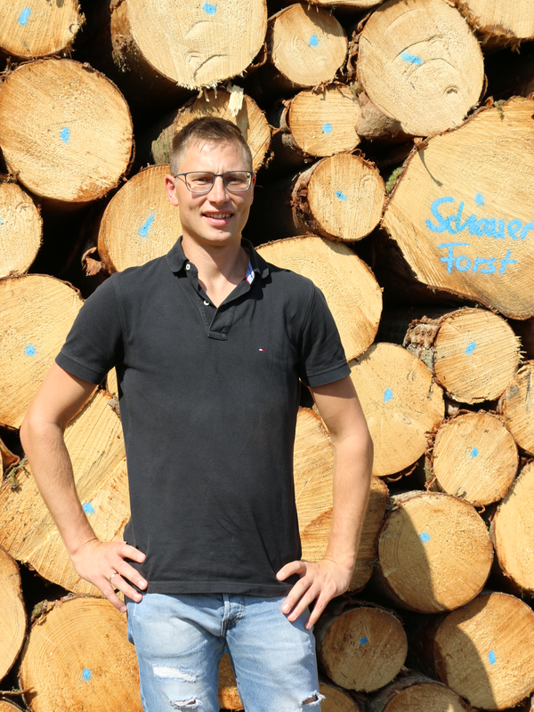 Geschäftsführer Matthias Schauer vor einem Holzpolter