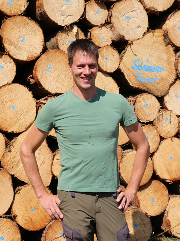Geschäftsführer Thomas Schauer vor einem Holzpolter
